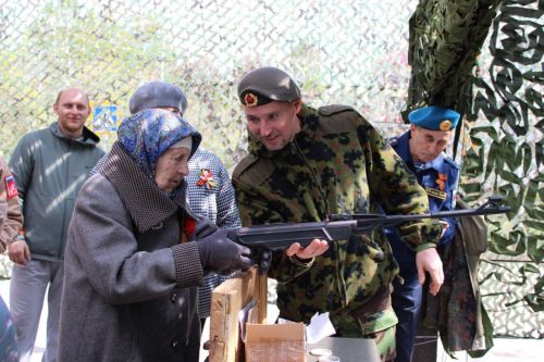 В Заинске 101-летняя ветеран в День Победы проверила свою меткость в тире